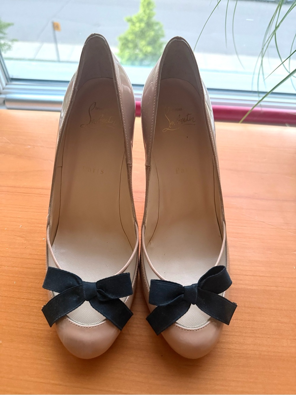Christian Louboutin Nude Patent Leather Bow Peep-Toe Heels with Black Bows - Picture 5 of 7